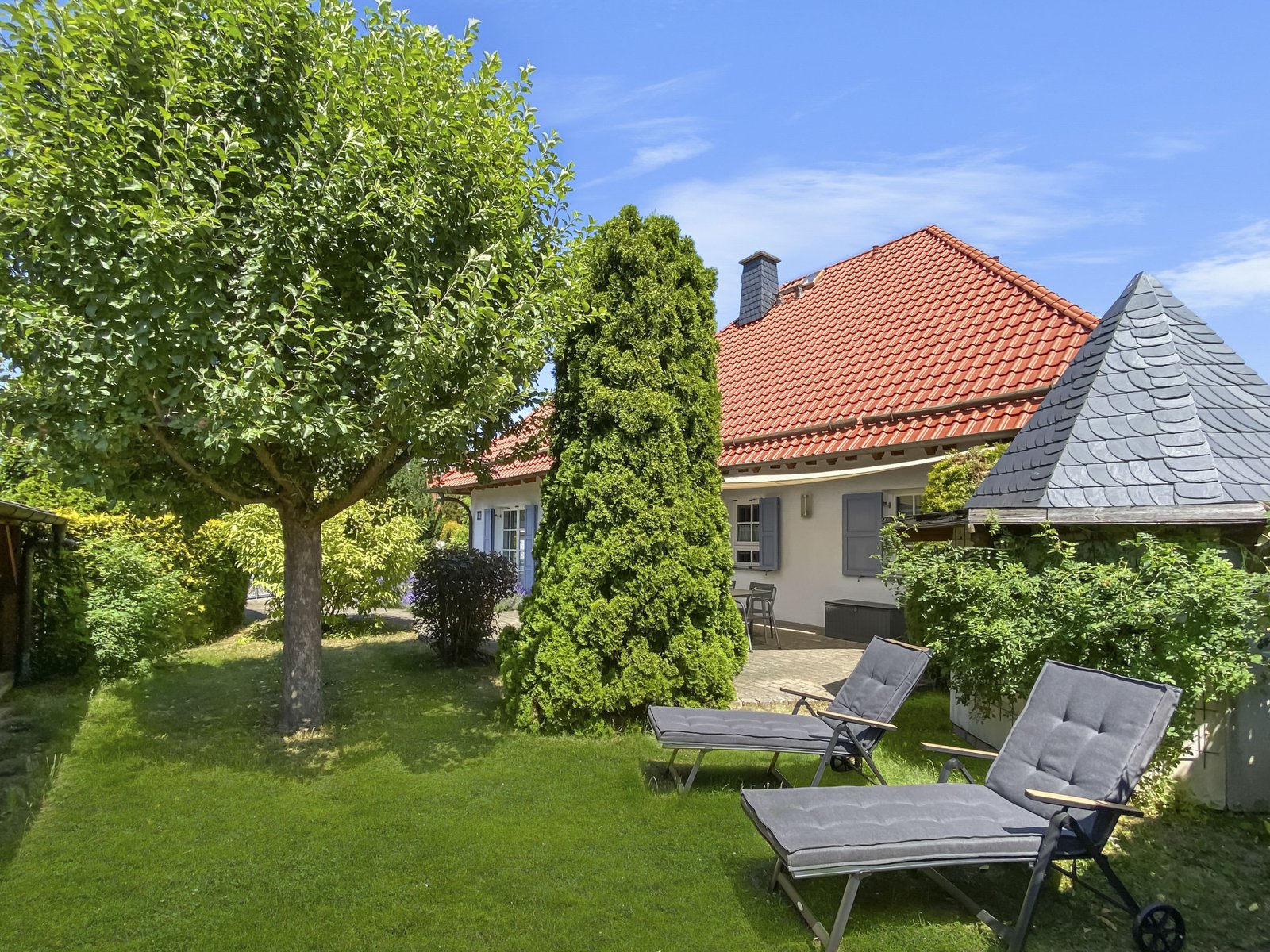Garten mit Sonnenliegen am Ferienhaus in Wernigerode.