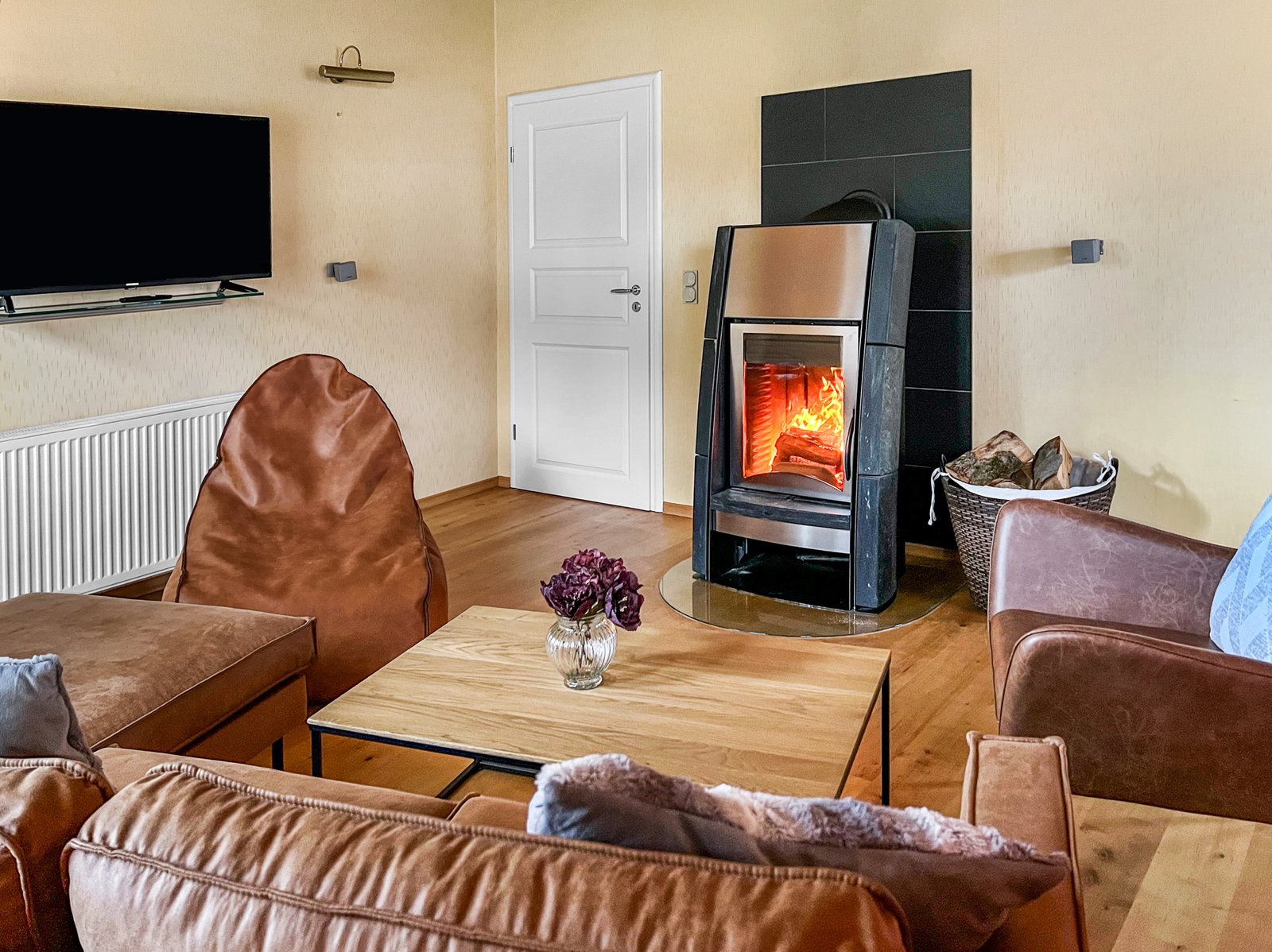 Wohnzimmer mit Kamin im Ferienhaus Kupferschmiede.